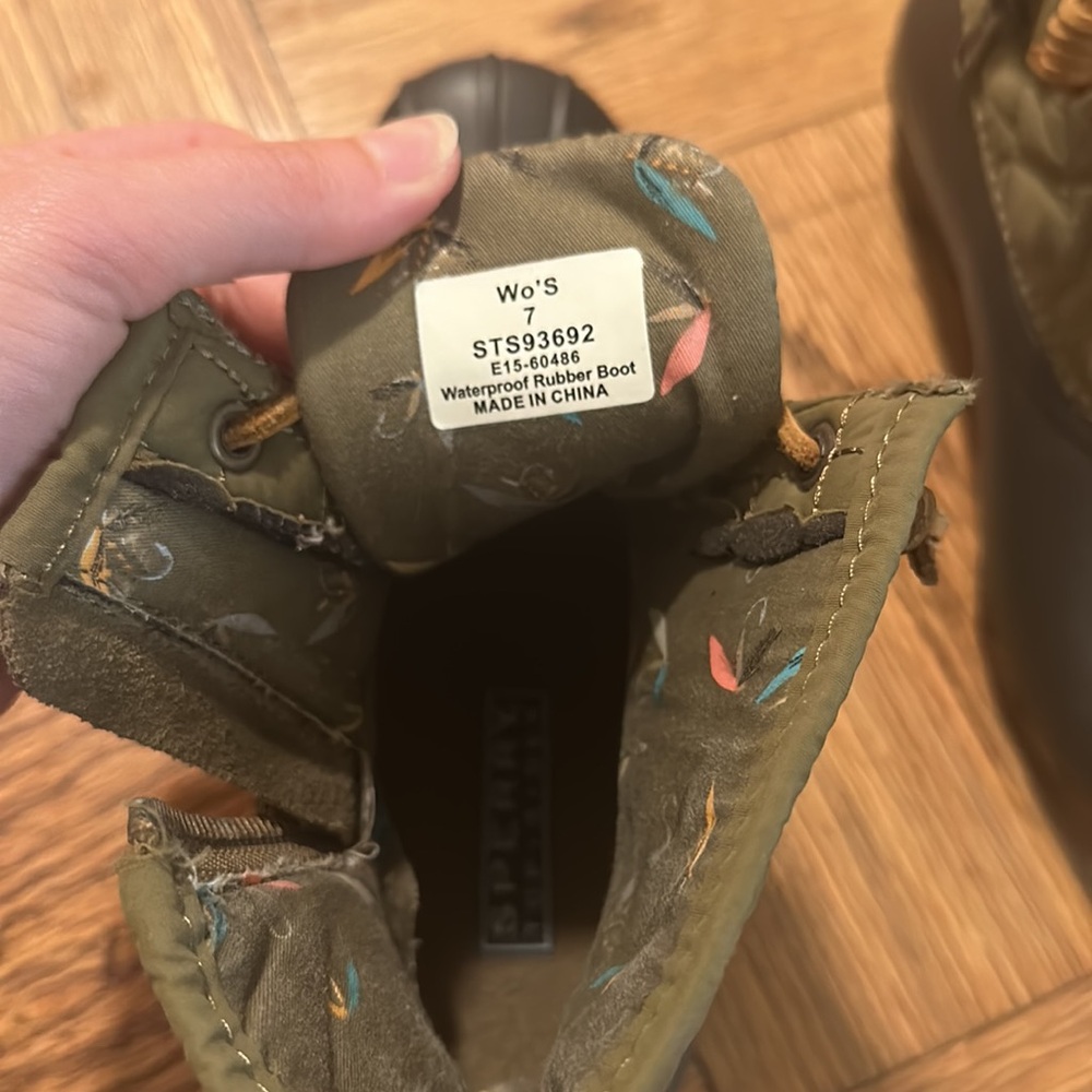 Sperry boots!! Barely worn in great condition!! Size 7US - Picture 3 of 5